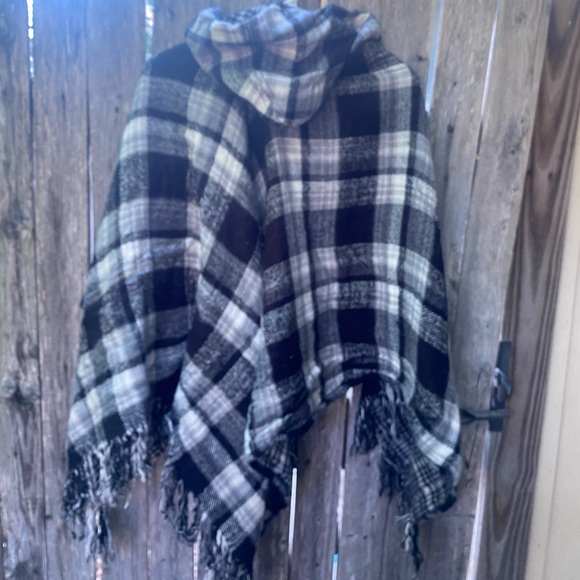 Simply by noelle hooded poncho - Picture 3 of 4